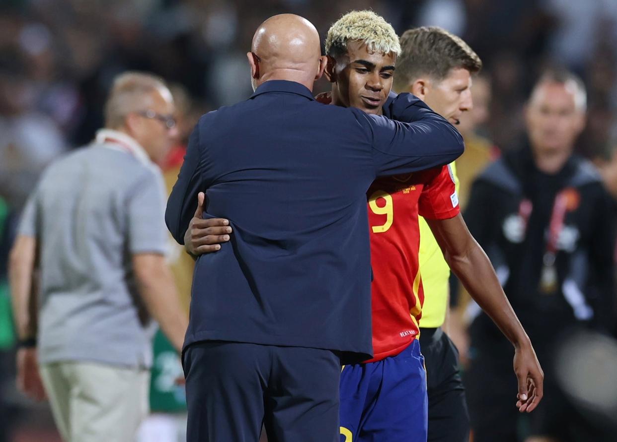 28圈-包含詹姆斯连续三场比赛得分超过惊险取胜，西班牙队挑战极限！的词条